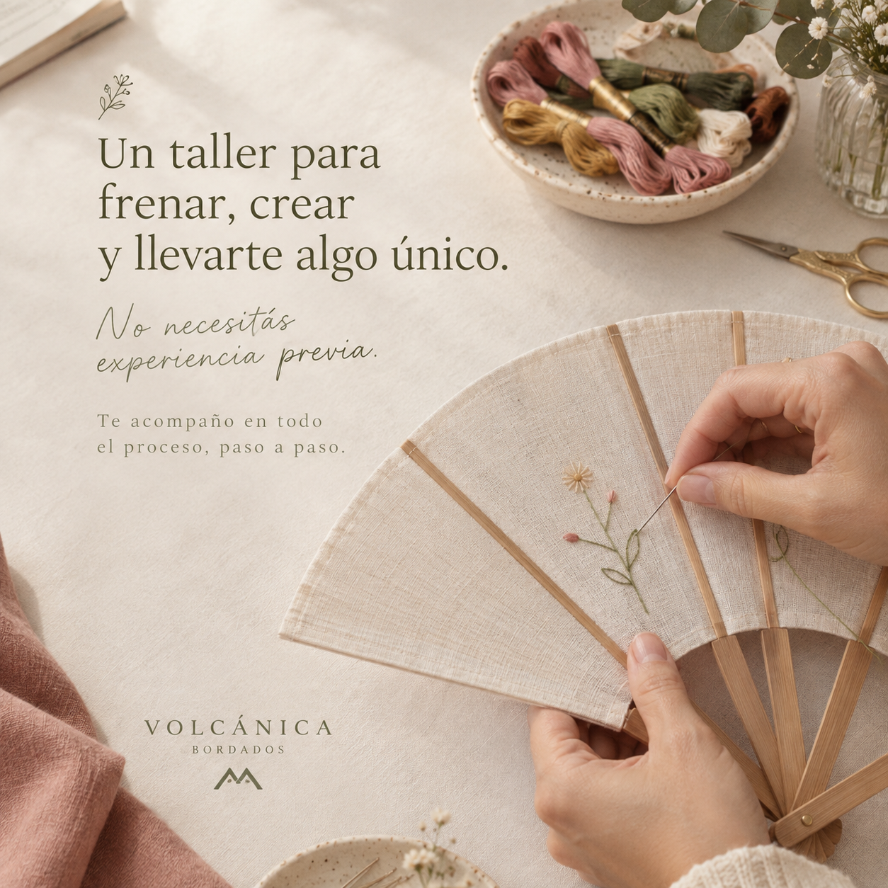 Persona bordando un abanico Volcánica